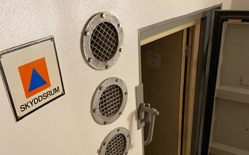 En skyddsrums skylt utanför ett skyddsrum.