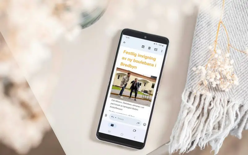 Nyhetsbrevet Insidan visas på skärmen på en mobiltelefon som ligger på ett bord