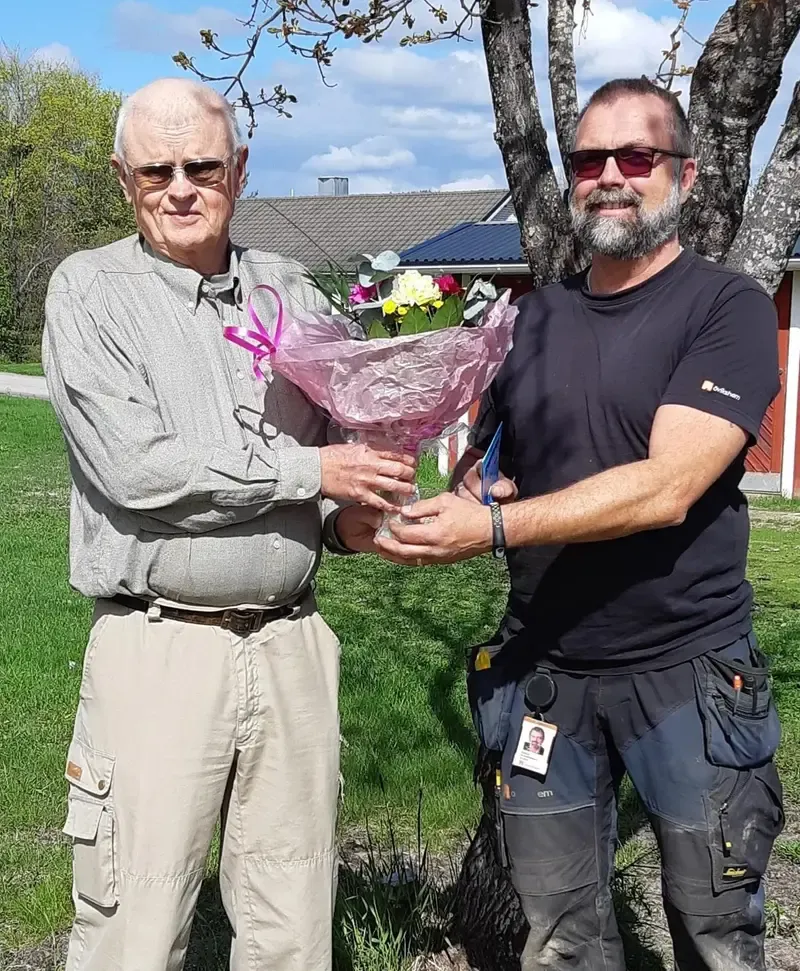 Eldjsäl Sören Jonsson uppvaktas av fastighetsvärd Roland Kristoffersson.