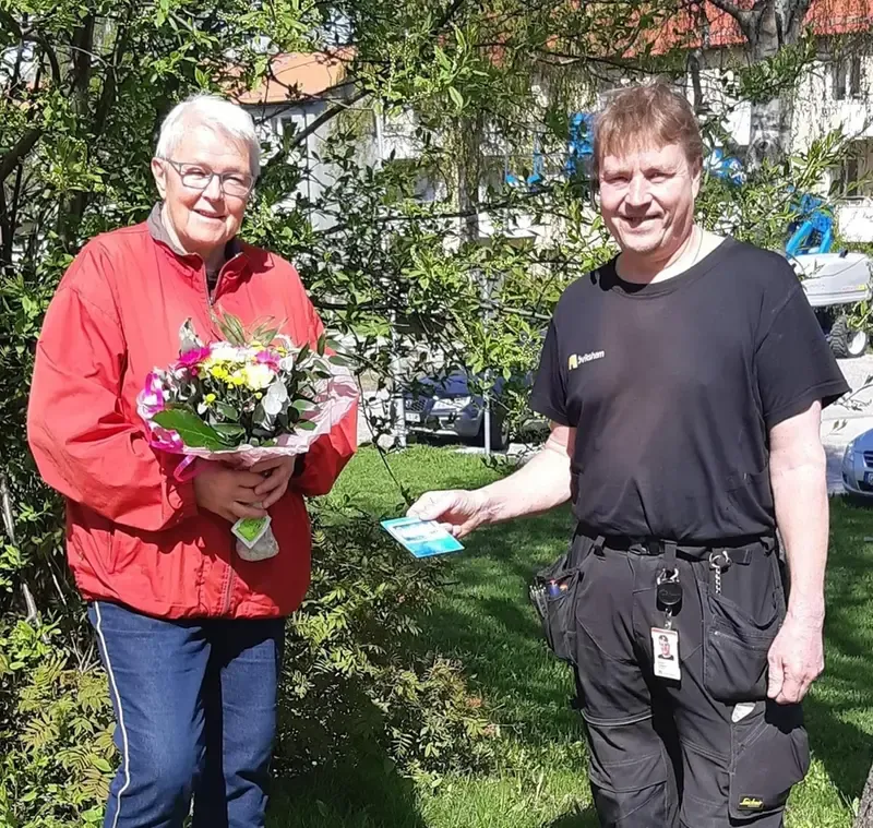 Eldjsäl Inger Söderström uppvaktas av Greger Lindgren.
