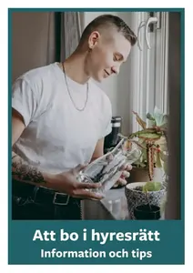 Framsidan av broschyren Att bo i hyresrätt visar en bild när en ung man vattnar en krukväxt som står i ett fönster