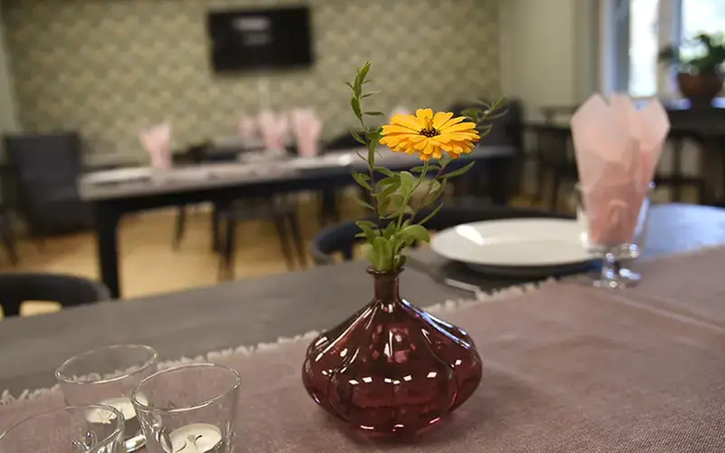Stora samlingsrummet på Ängen med dukade bord