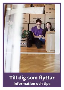Framsidan av broschyren Till dig som flyttar visar en bild där två personer sitter på golvet framför staplade flyttkartonger.